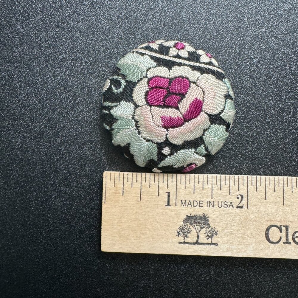 Embroidered floral brooch - Picture 2 of 3